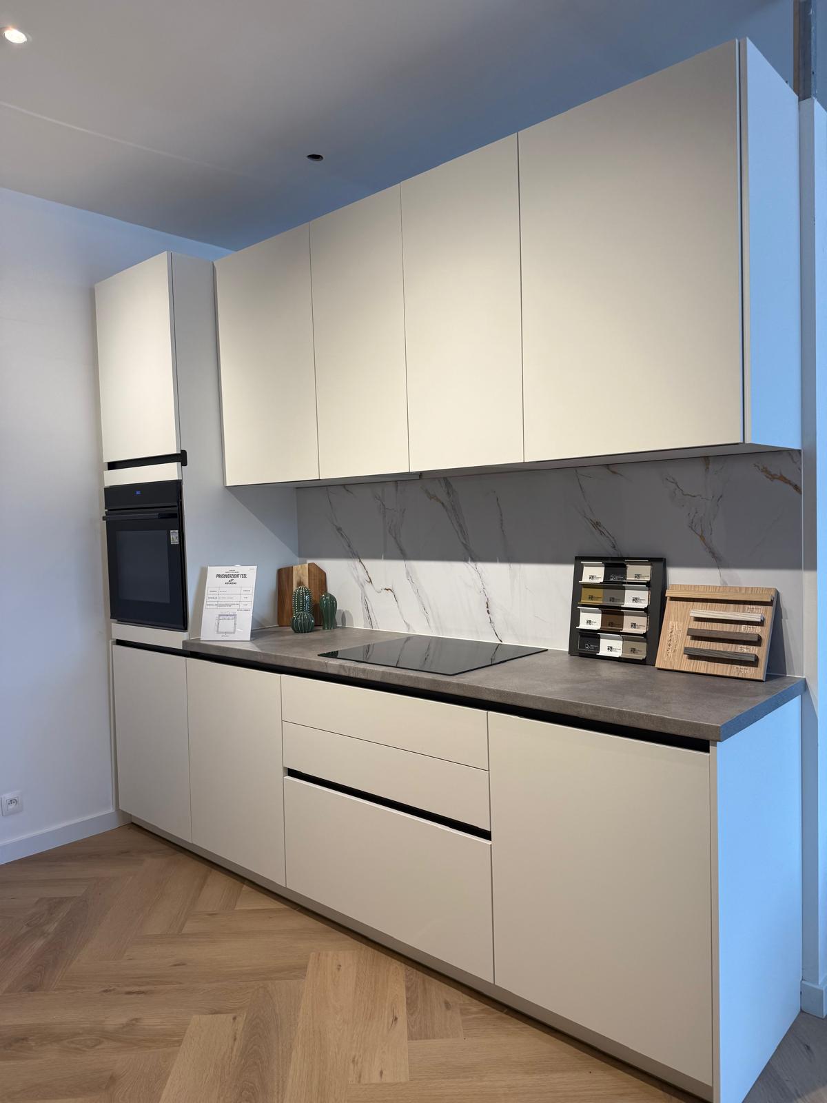 Lichte crèmekleurige keuken met marmeren achterwand