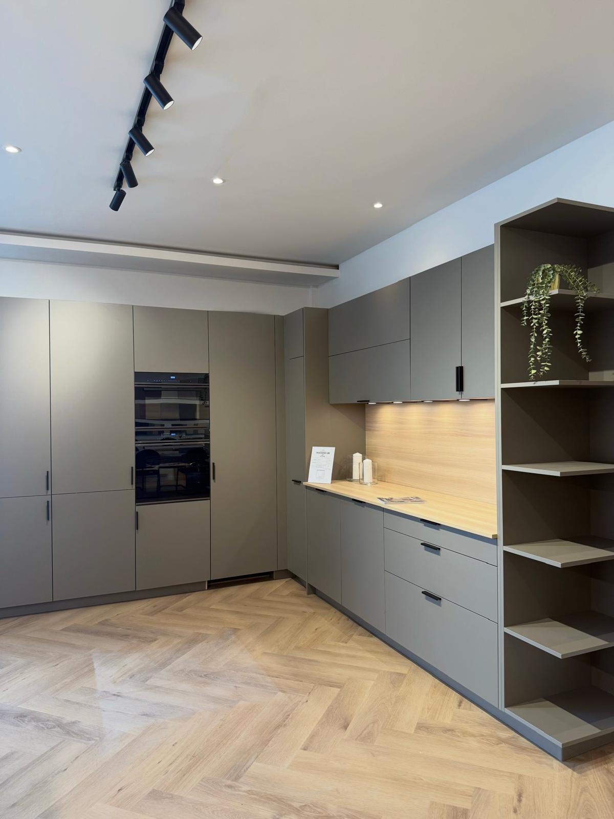 Taupe keuken met verlicht werkblad en visgraatvloer