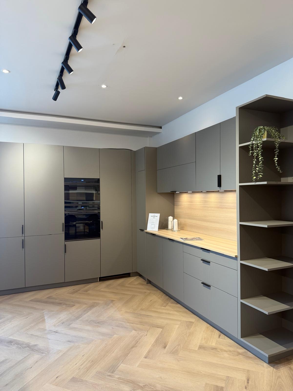 Taupe hoekkeuken met houten werkblad en open rek