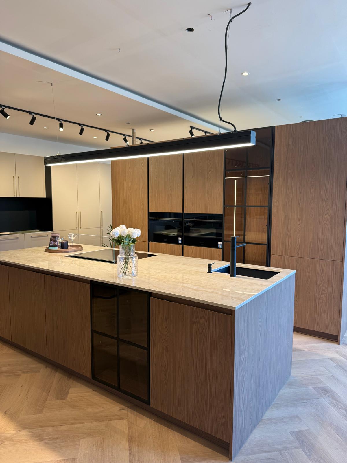 Keukeneiland in eikfineer met travertin werkblad in de KP Keukens showroom