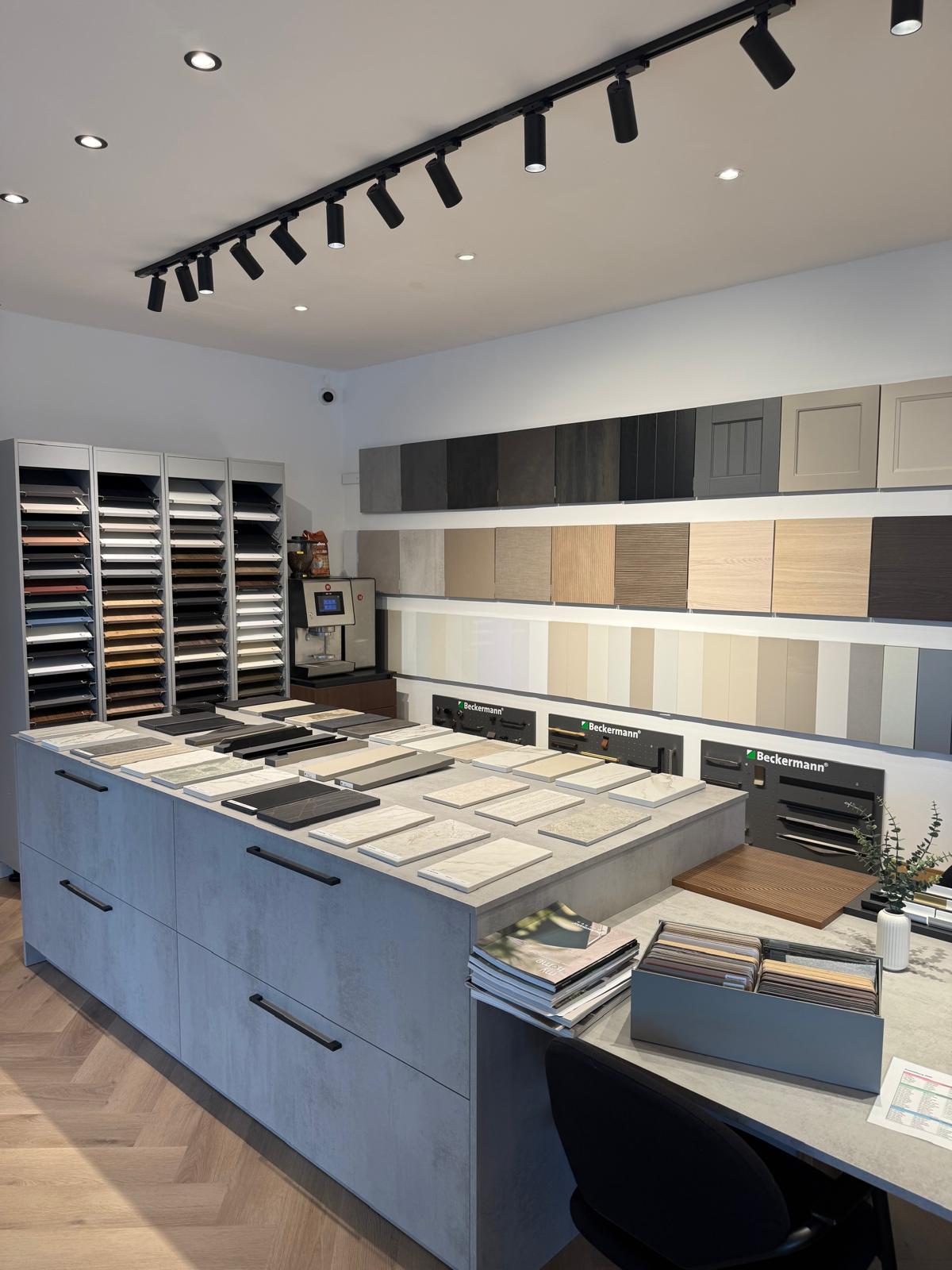 Materialenhoek in de KP Keukens showroom met stalen van werkbladen en fronten